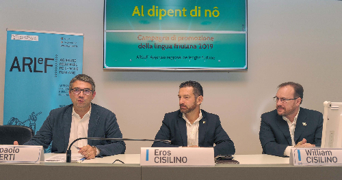 L'assessôr regjonâl Pierpaolo Roberti ae presentazion de gnove campagne promozionâl pe lenghe furlane cul president e diretôr de Arlef Eros e William Cisilino